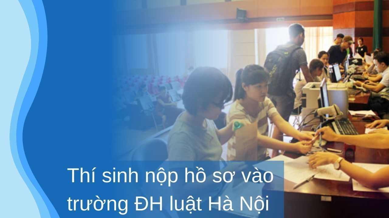 Nhiều thí sinh có điểm thi cao sáng nay mới nộp hồ sơ đăng ký vào Đại học Luật Hà Nội. Ảnh: Quỳnh Trang.